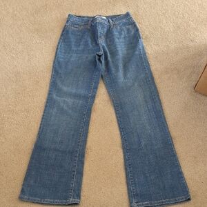 Levi's Women's Perfectly Slimming Boot Cut 512 Jeans. Size 6, Medium.